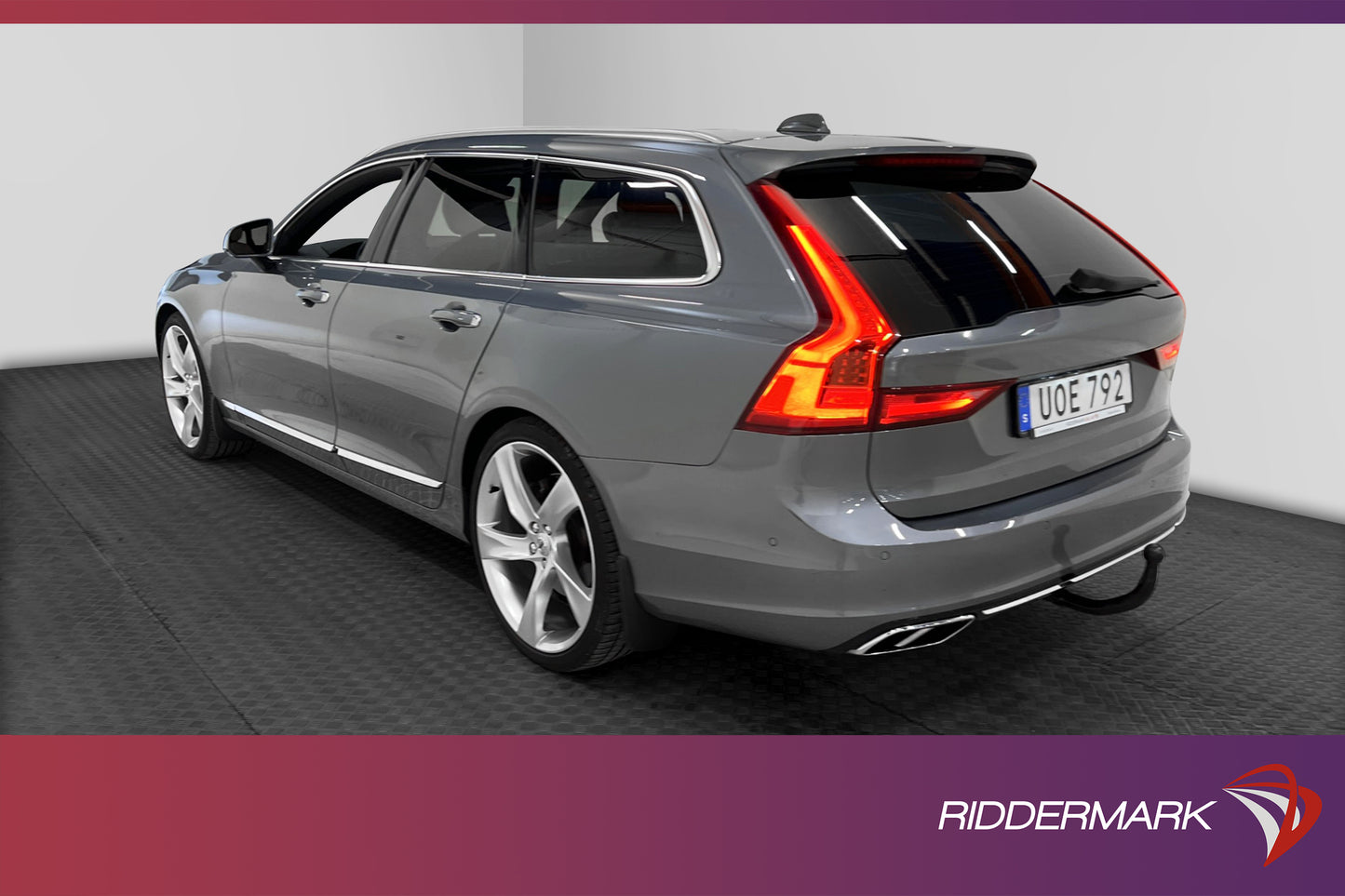 Volvo V90 D5 AWD Inscription D-Värm Pano B&W Skinn 360° HuD