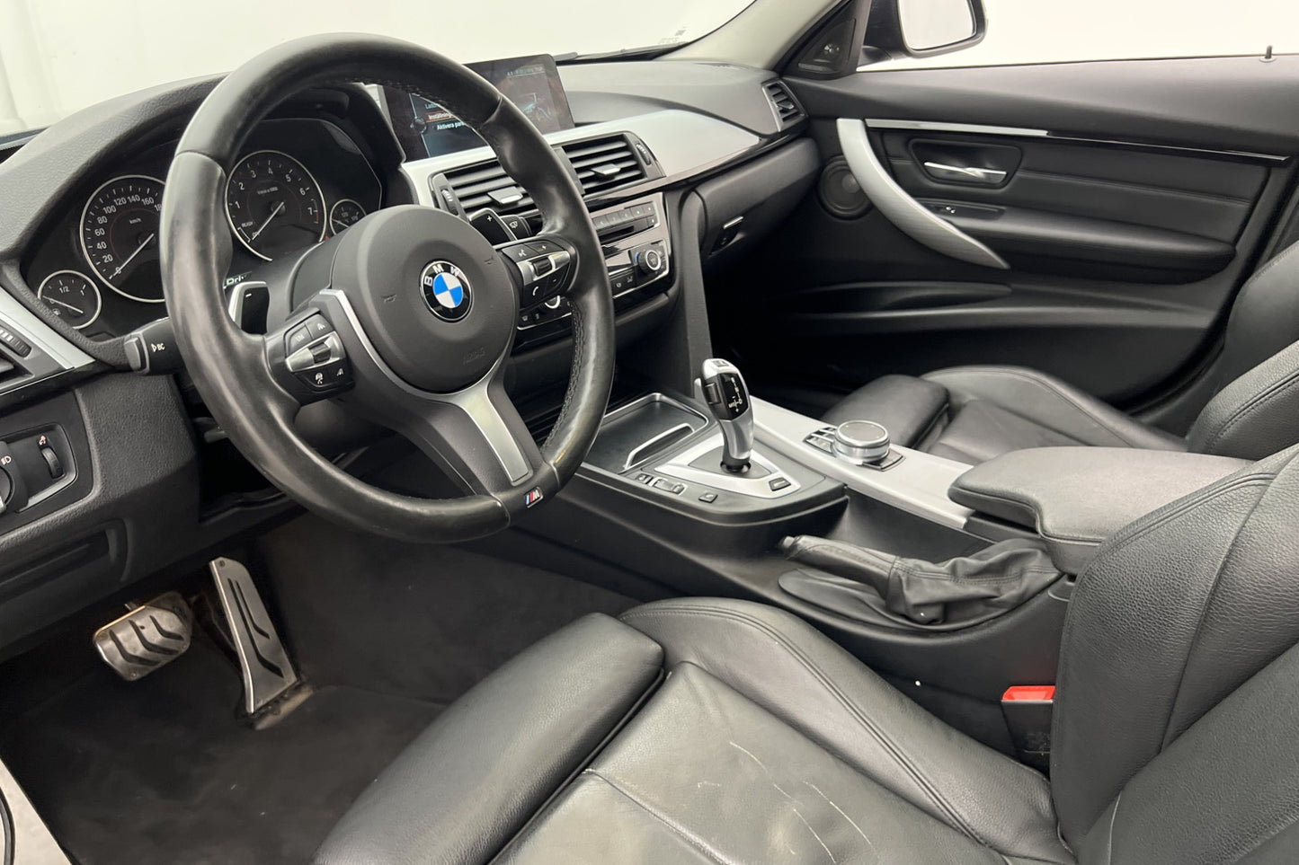 BMW 330e Sedan 252hk Sport line Taklucka Kamera Navi H/K