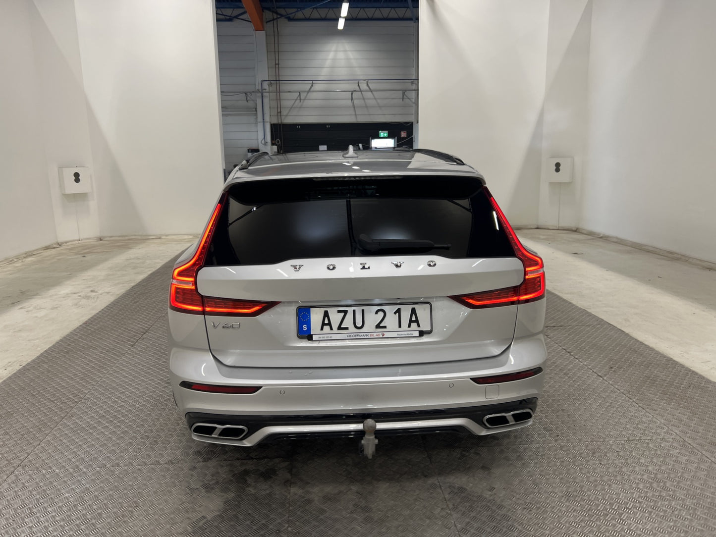 Volvo V60 D3 150hk AWD R-Design Pano HUD H/K Dvärm Navi Drag