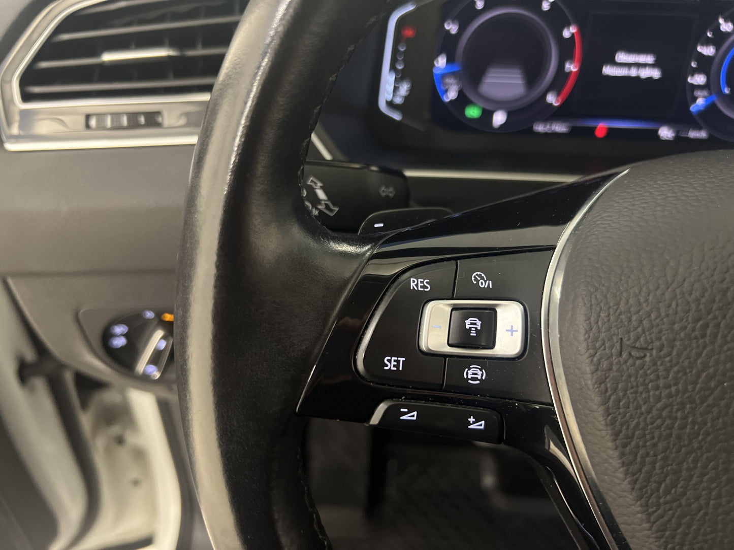 Volkswagen Tiguan 190h 4M R-Line Black Cockpit Dynaudio Värm