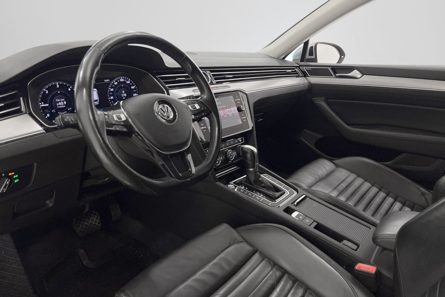 Volkswagen Passat 4M 240hk R-Line Cockpit Dynaudio Skinn