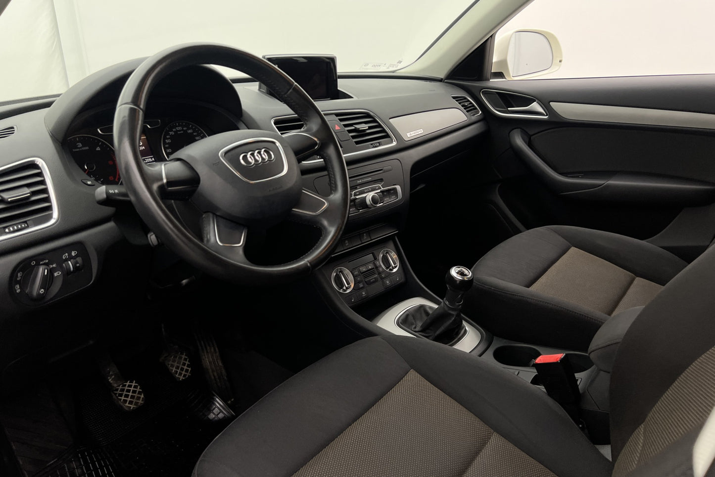 Audi Q3 2.0 TDI Q 140hk Proline Värmare Dragkrok Välservad