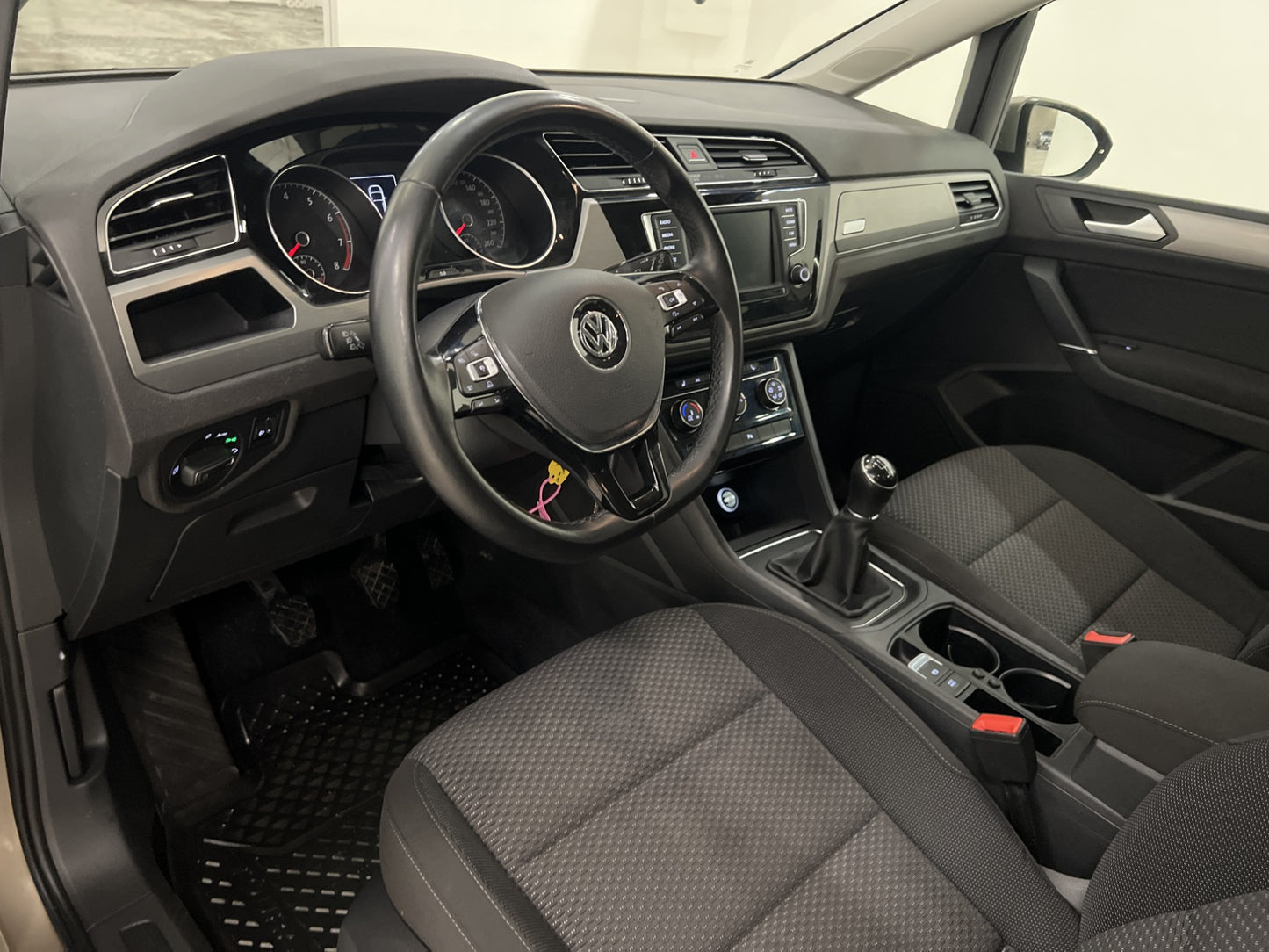 Volkswagen Touran TSI 110hk 7-sits CarPlay Kamera Dragkrok