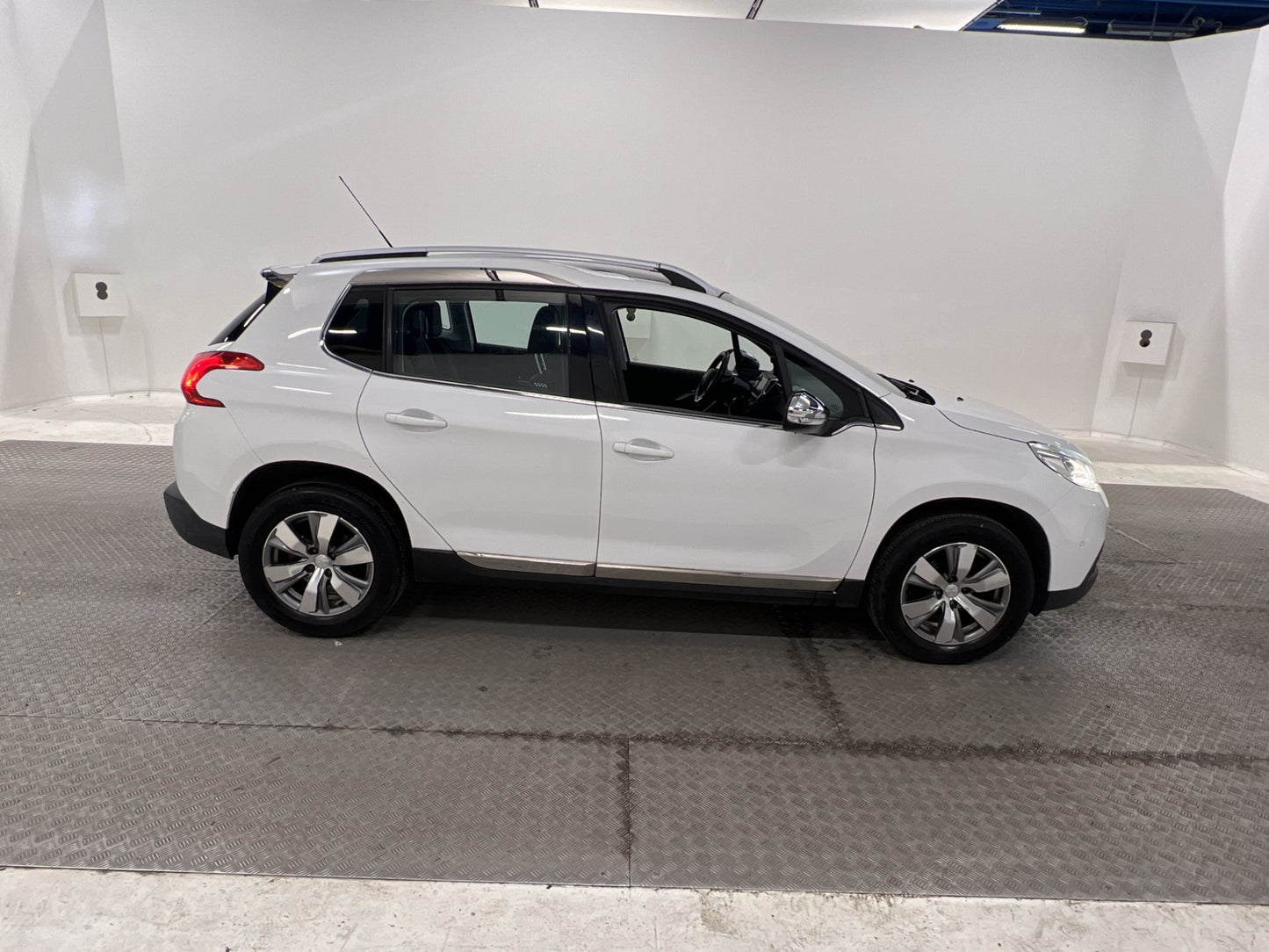 Peugeot 2008 1.2 VTi Allure Motorvärmare Pano Navigation