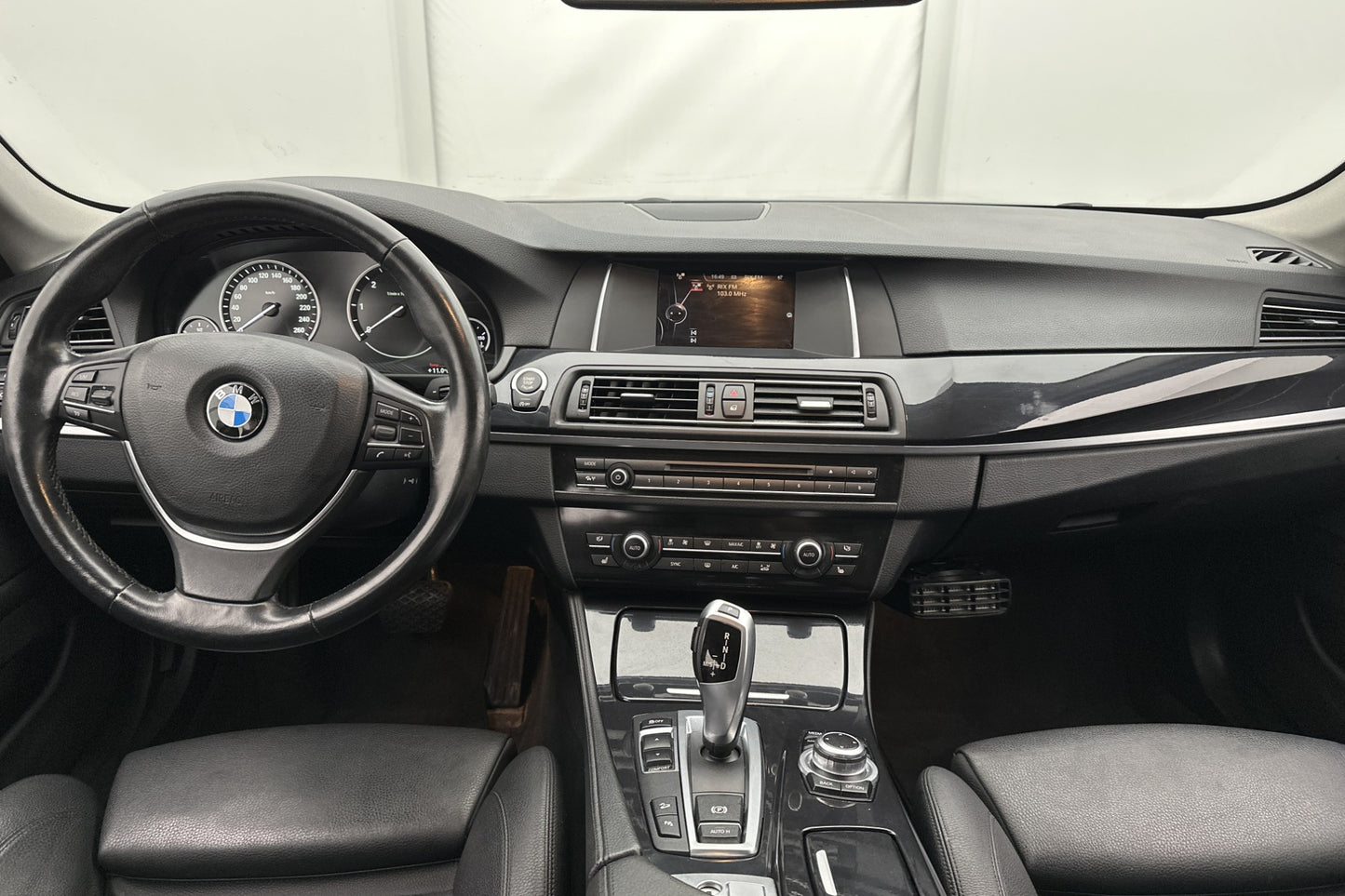 BMW 520 d xDrive Touring HiFi Värm Sensorer Skinn Elstolar