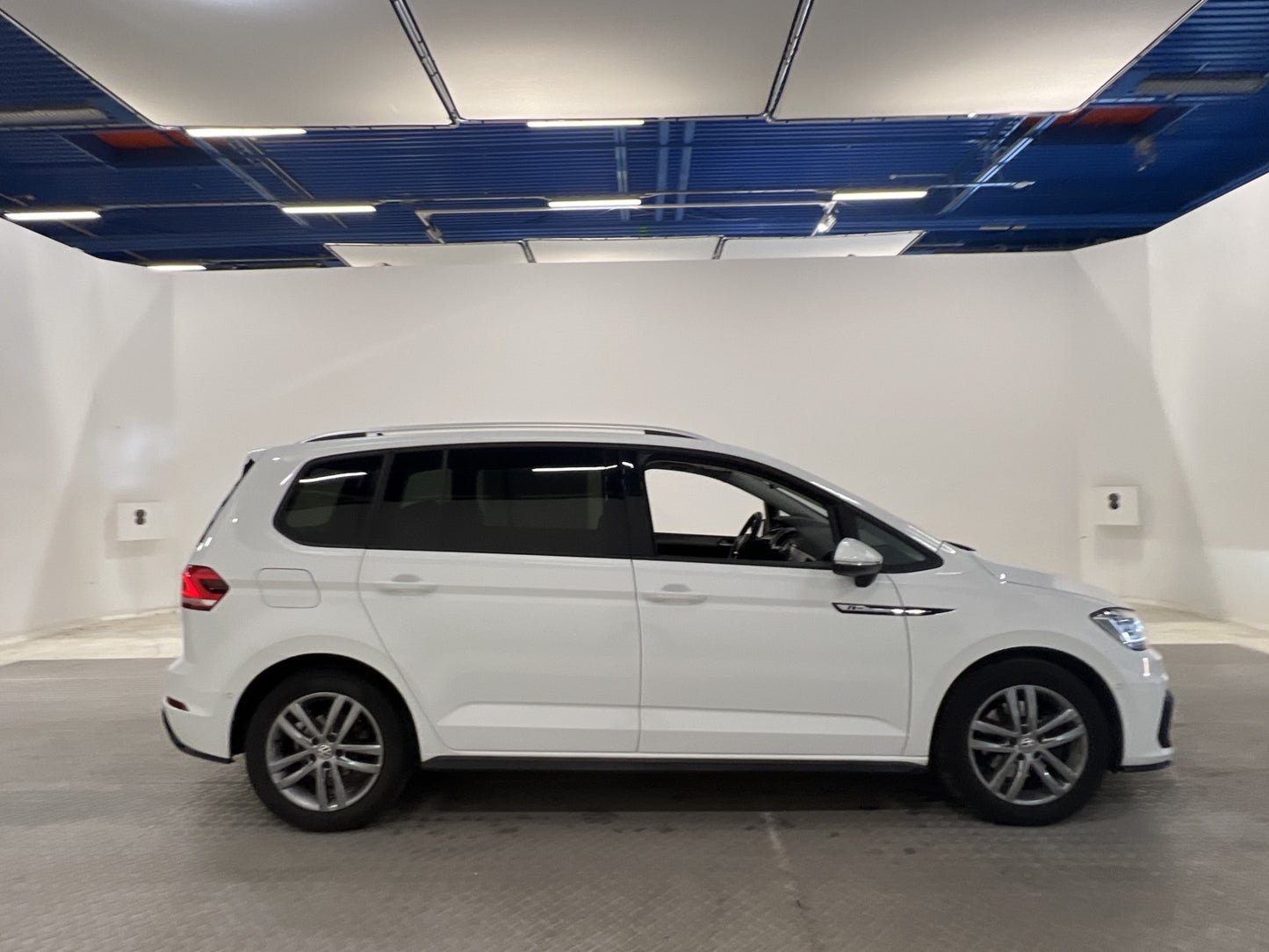 Volkswagen Touran 2.0 TDI 150hk R-line Pano D-värm B-kamera