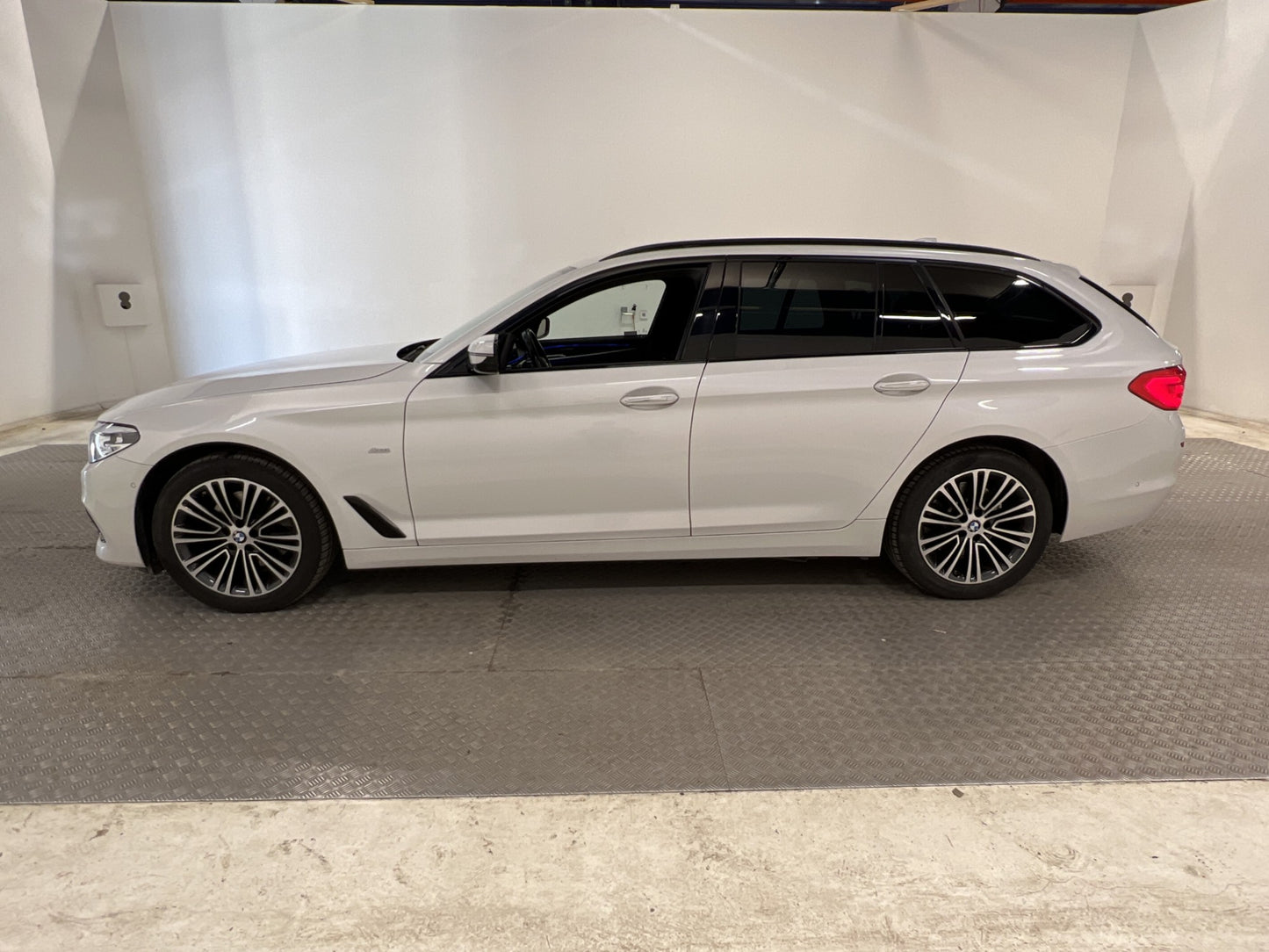 BMW 520 d xDrive Touring 190hk Sport line HiFi Kamera  Drag