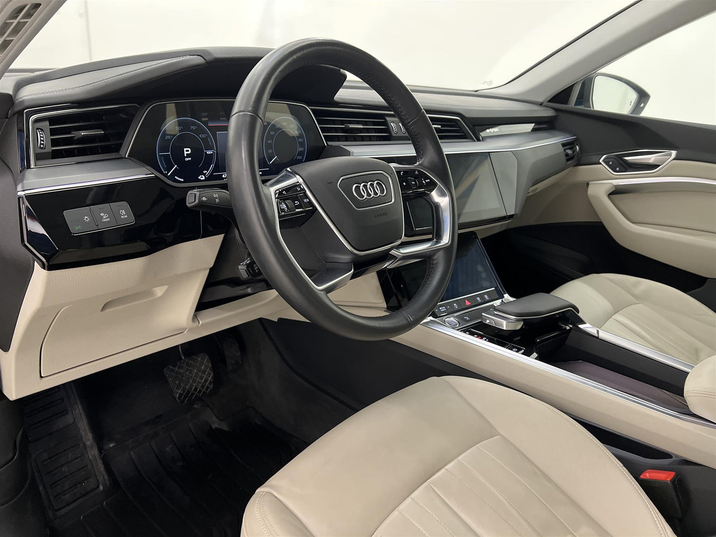 Audi E-Tron Quattro 55 408hk Proline Cockpit Skinn Drag