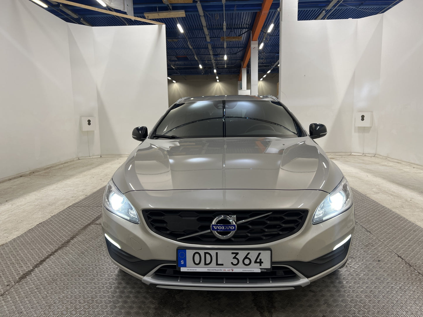 Volvo V60 Cross Country Momentum