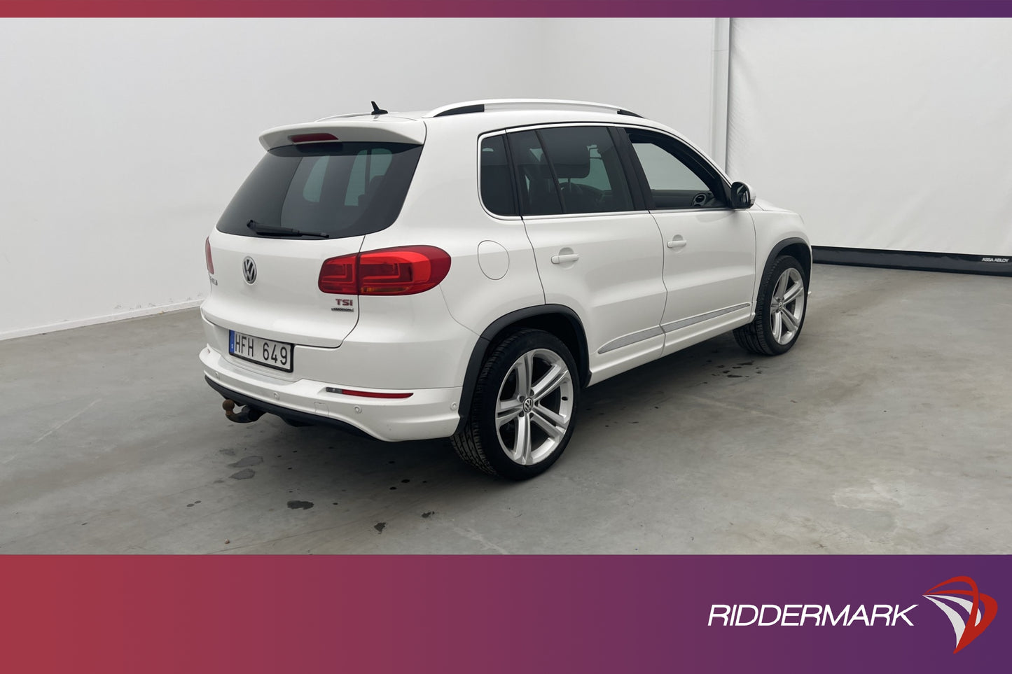 Volkswagen Tiguan 1.4 TSI 4M 160hk R-line Pano Värmare Skinn