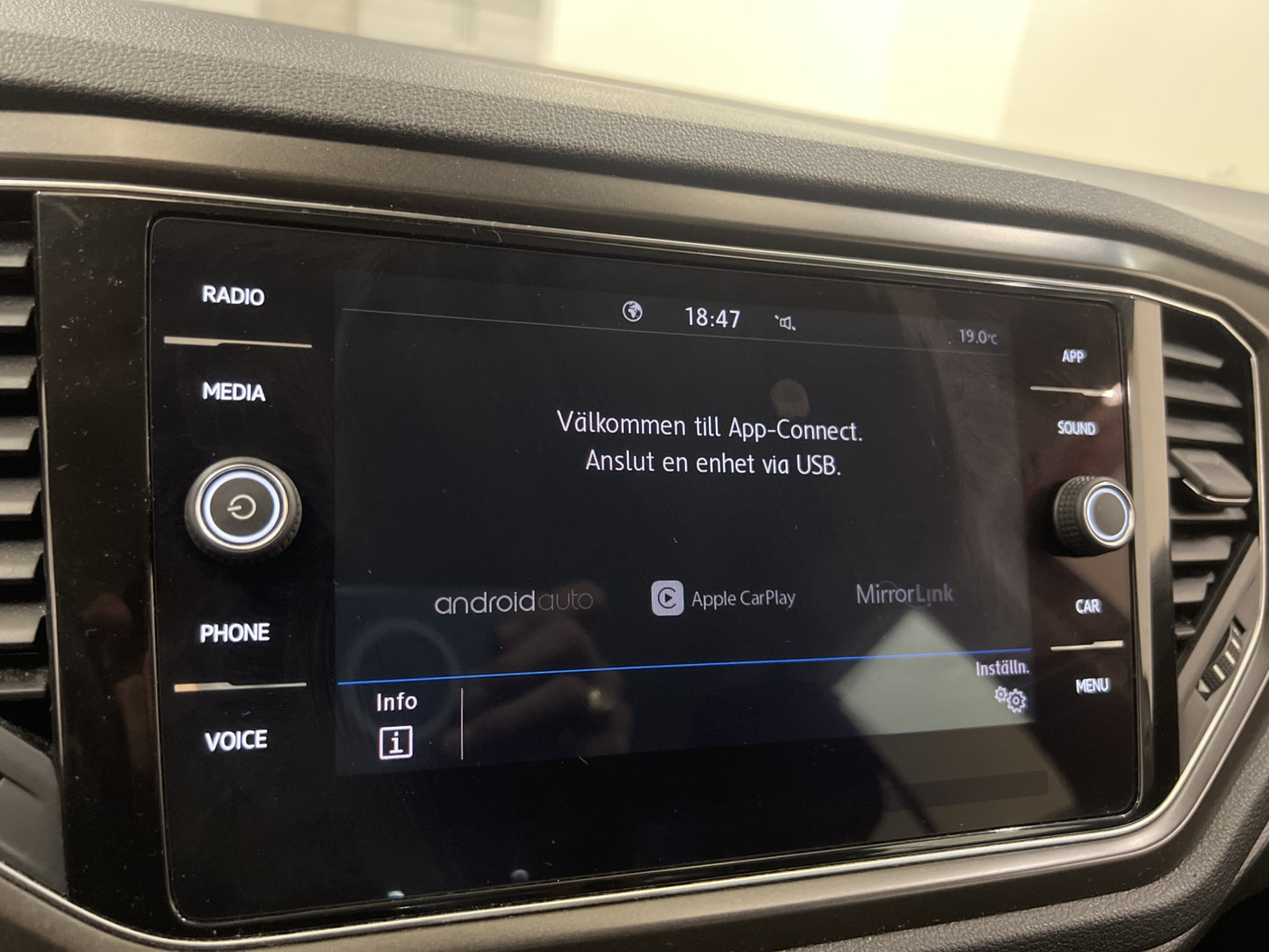 Volkswagen T-Roc 1.0 TSI 115hk Apple CarPlay Nyservad