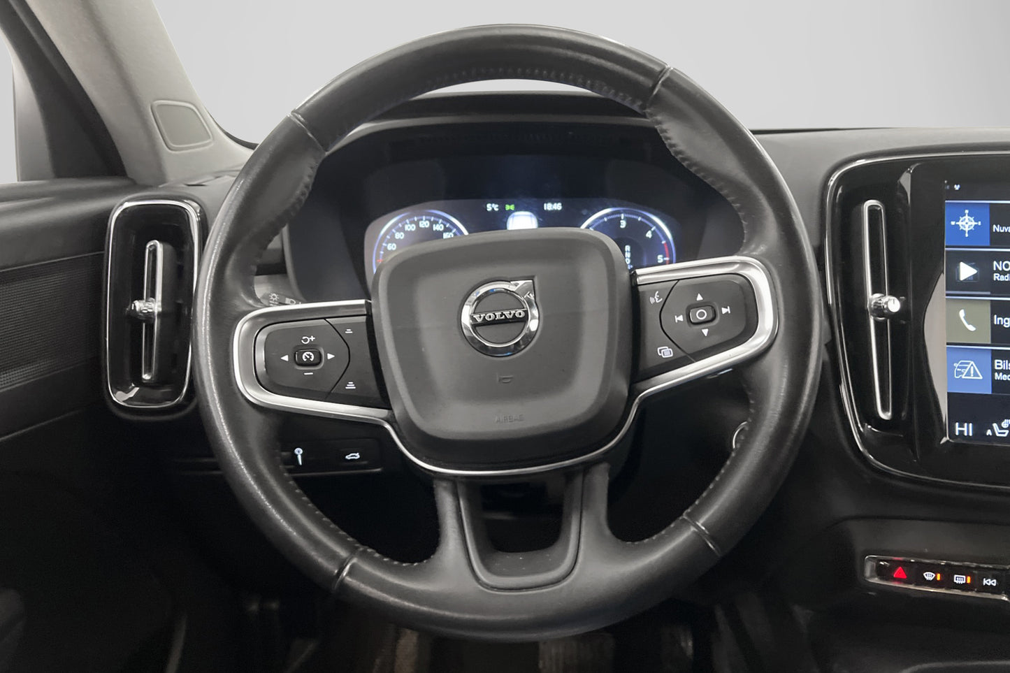 Volvo XC40 D3 150hk AWD Momentum D-Värmare B-Kamera Navi VOC