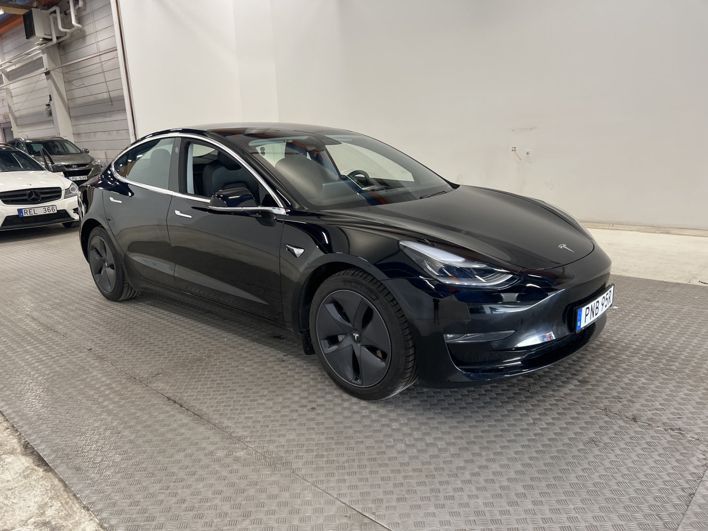 Tesla Model 3 Long Range AWD 440hk Svensksåld Autopilot