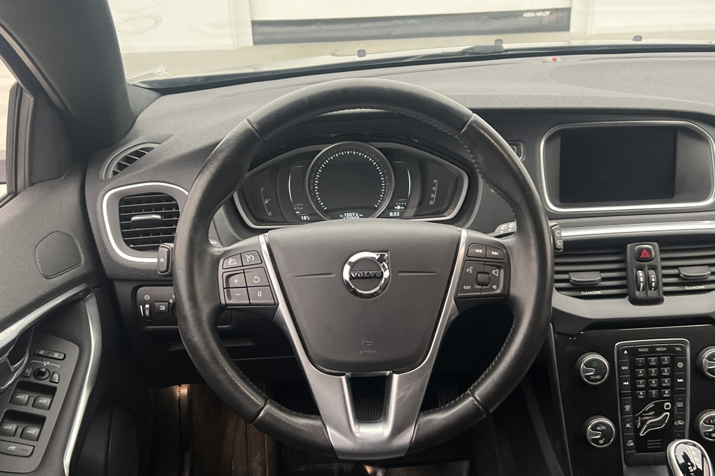 Volvo V40 D2 Momentum VOC Värm Navi Sensorer Drag Välservad