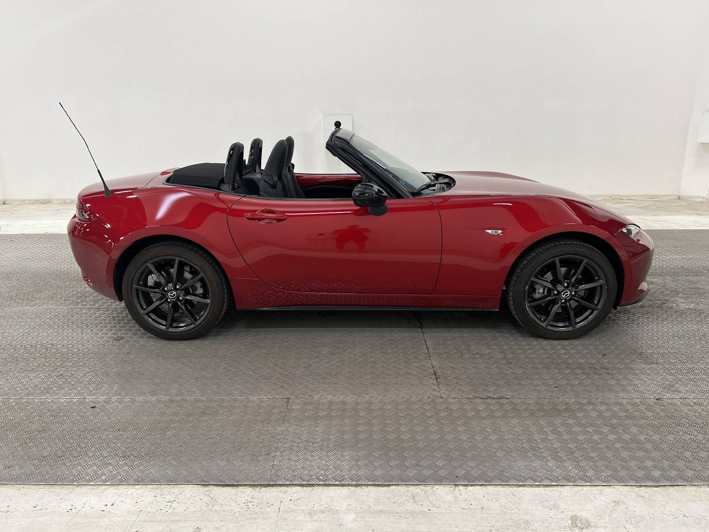 Mazda MX-5 2.0 SKYACTIV-G 160hk 1 Ägare Lågmil Nyservad