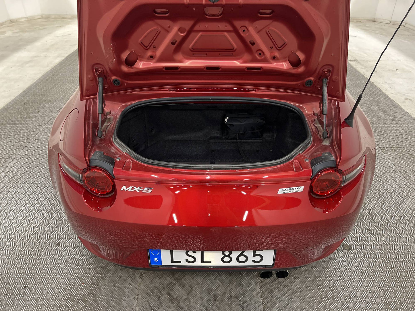 Mazda MX-5 2.0 SKYACTIV-G 160hk 1 Ägare Lågmil Nyservad