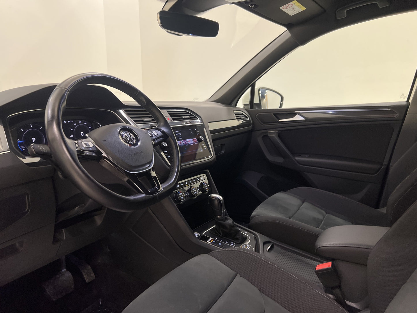 Volkswagen Tiguan 2.0 4M Premium R-Line Cockpit D-värme Drag