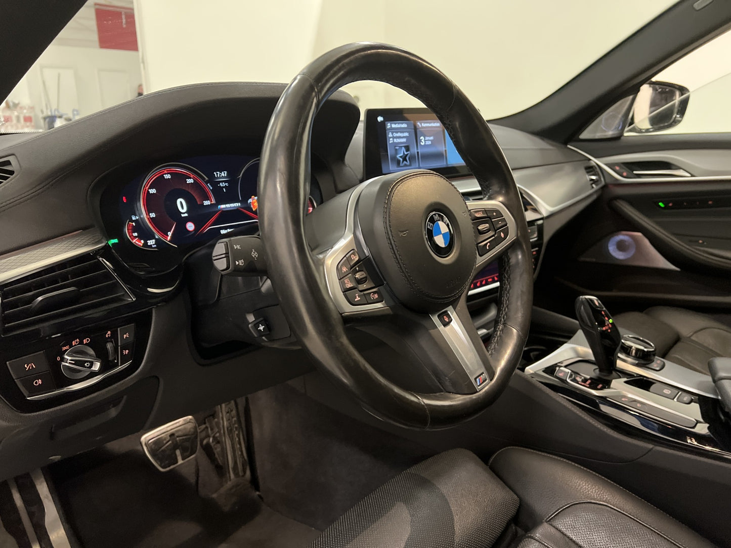 BMW M550 i xDrive 462hk Ultimate Edition Pano B&W HUD Drag