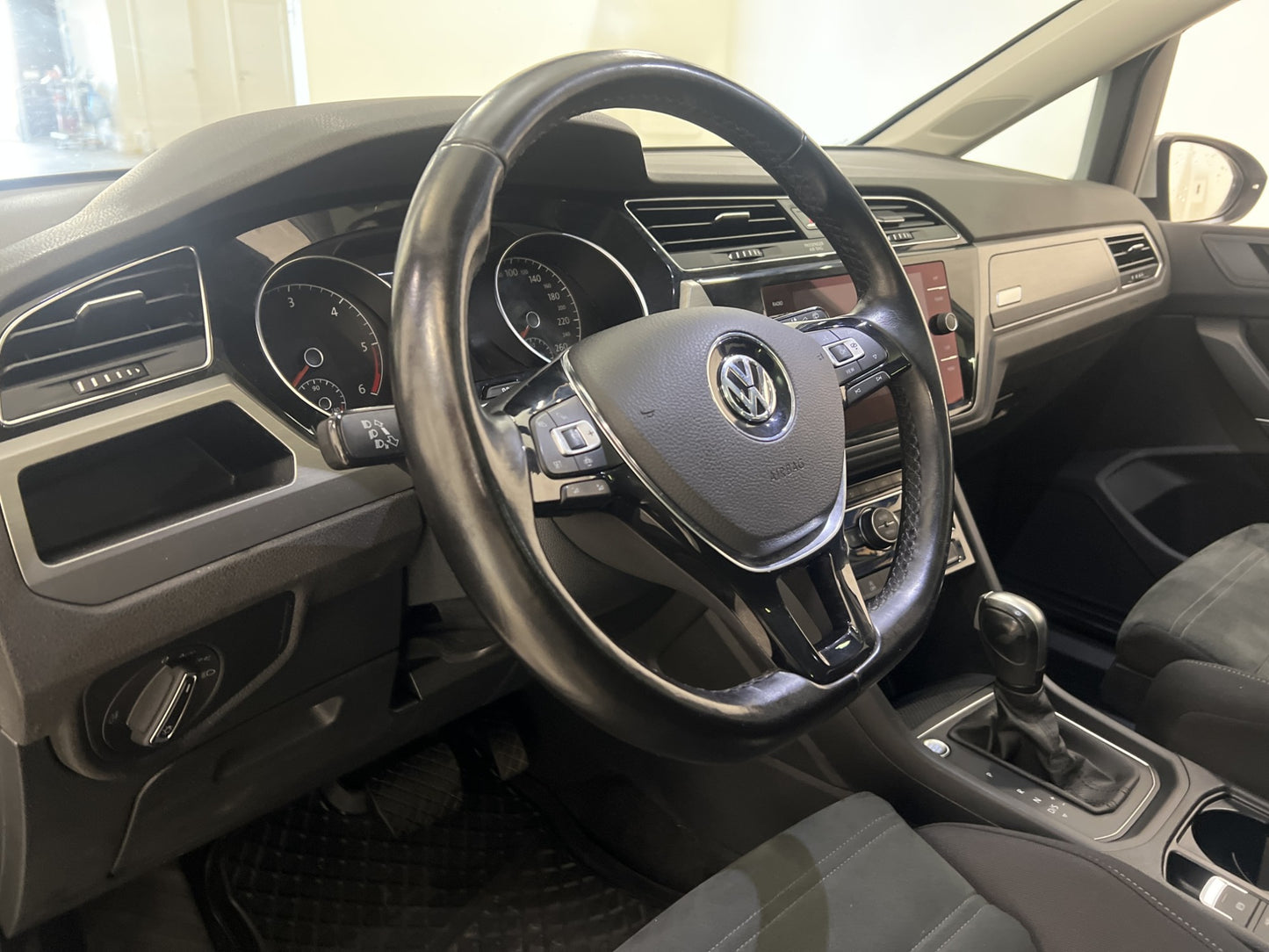 Volkswagen Touran 2.0 TDI 150hk R-line Pano D-värm B-kamera