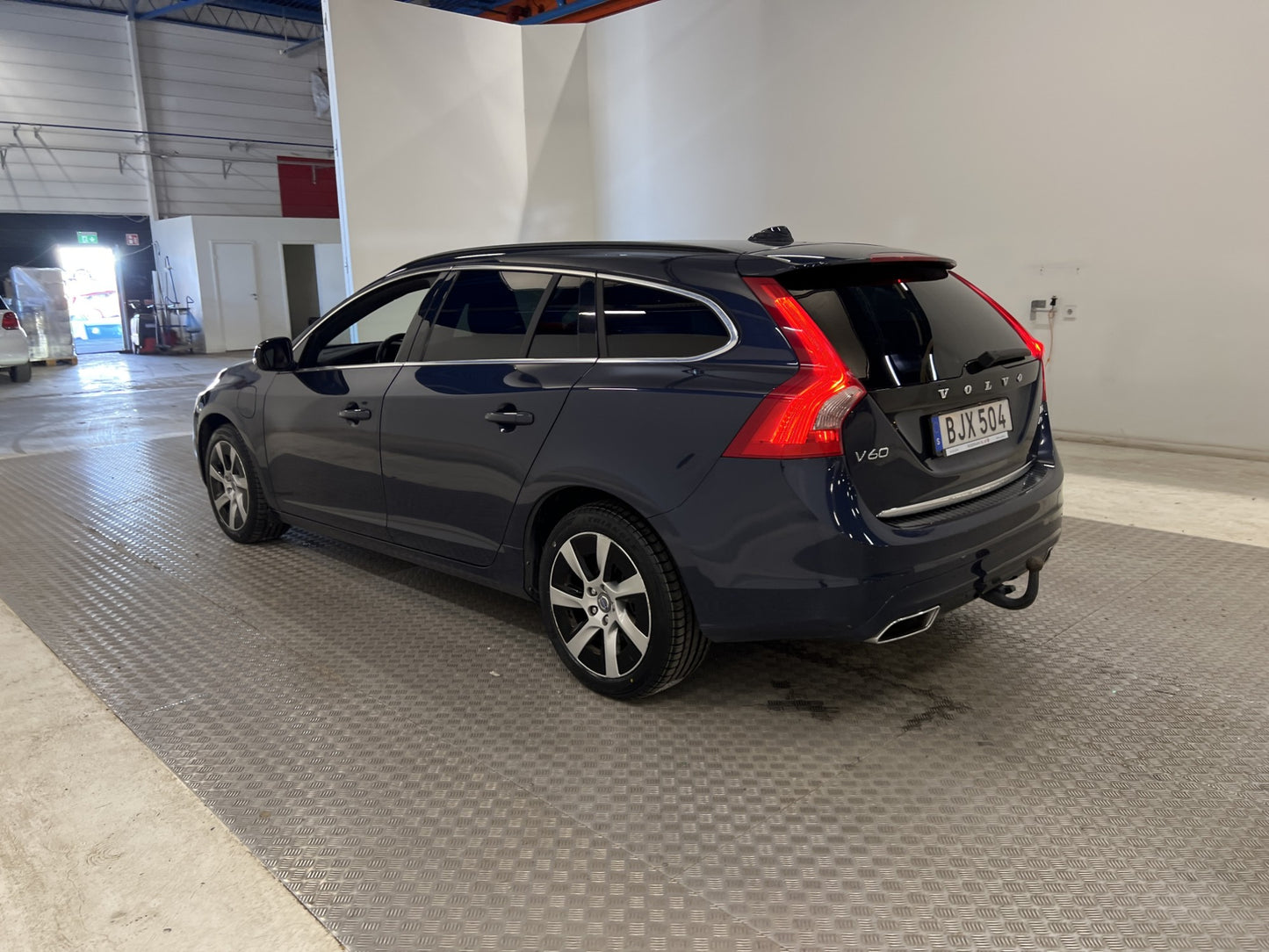 Volvo V60 D6 Plug-in Hybrid AWD 283hk Drag Taklucka Skinn