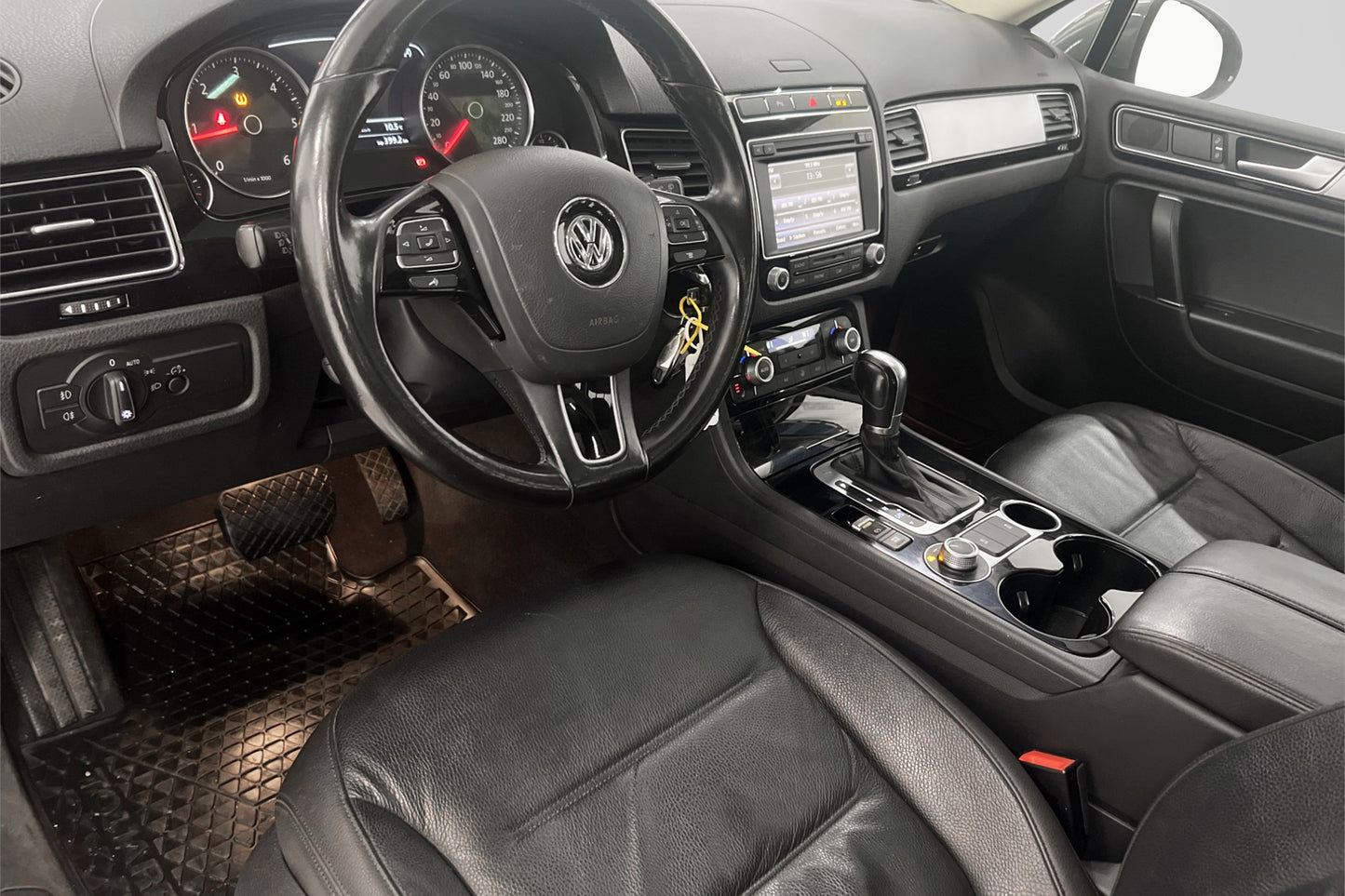 Volkswagen Touareg 3.0 V6 4M 204hk Skinn Drag Panorama PDC