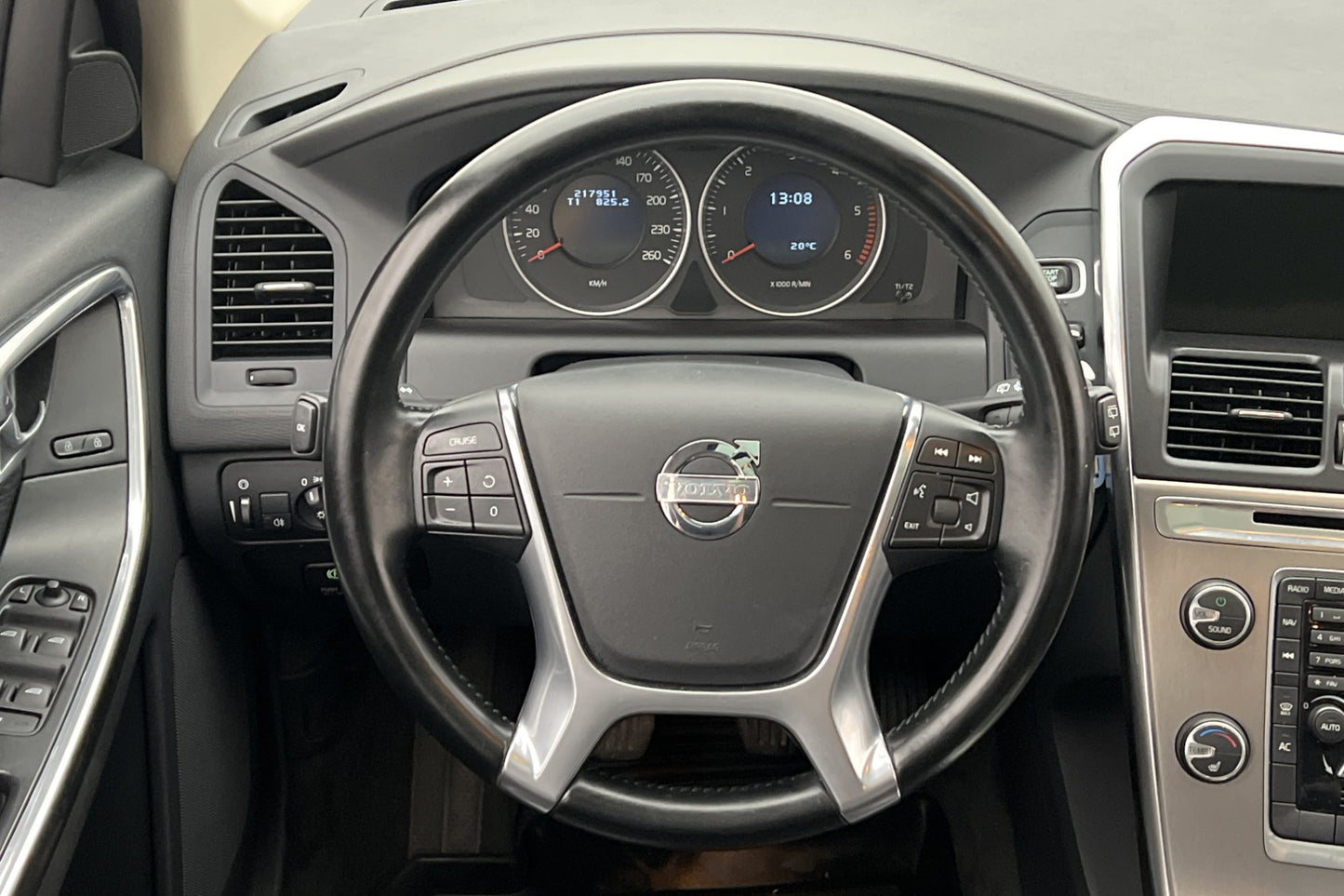 Volvo XC60 D4 163hk Momentum VOC Pano Värmare Keyless Drag