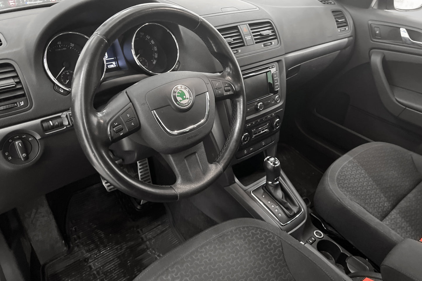 Skoda Yeti TSI 122hk Businessline Navi Värmare Sensorer Drag