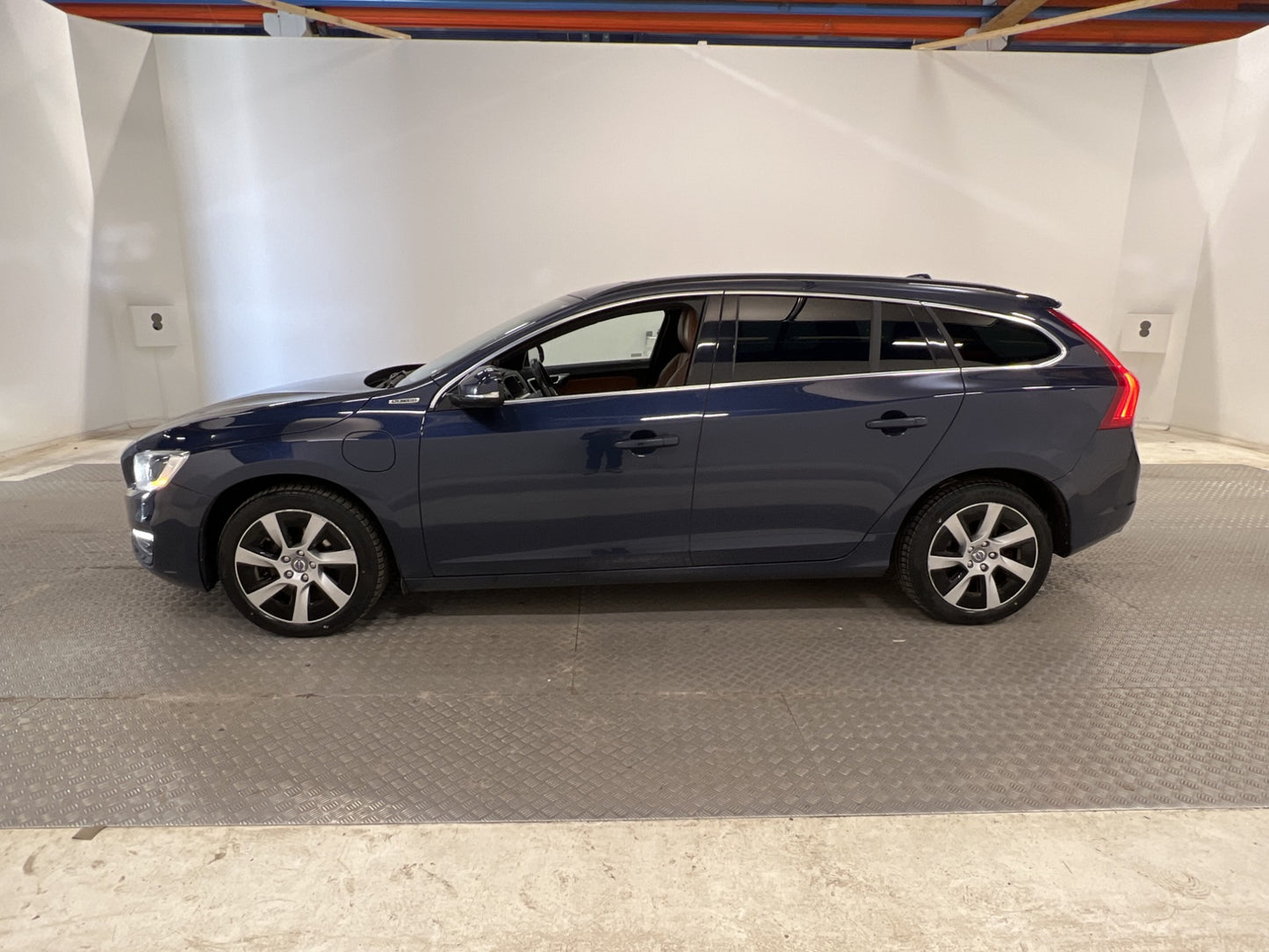 Volvo V60 D6 Plug-in Hybrid AWD 283hk Drag Taklucka Skinn