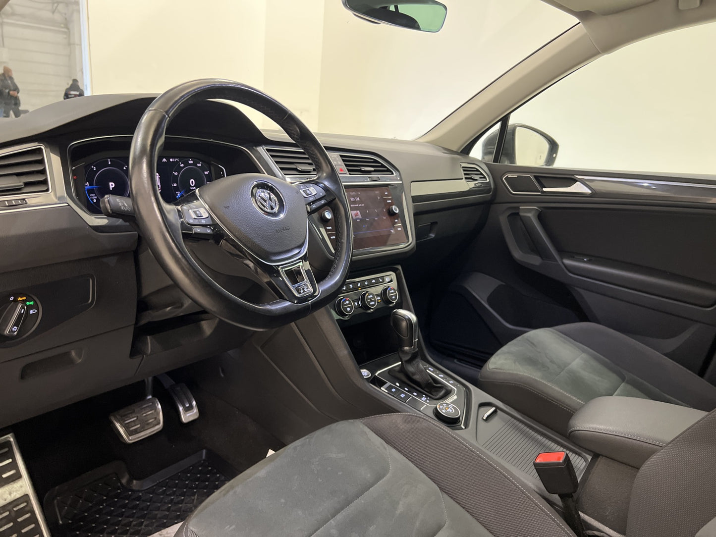 Volkswagen Tiguan 2.0 TDI 4M R-Line D-Värm Cockpit Pano Drag