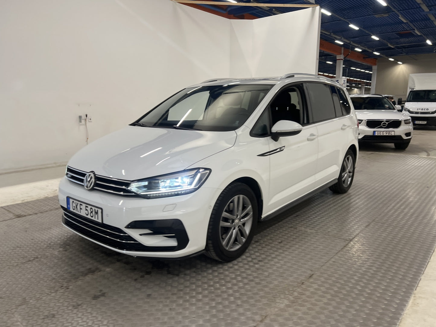 Volkswagen Touran 2.0 TDI 150hk R-line Pano D-värm B-kamera