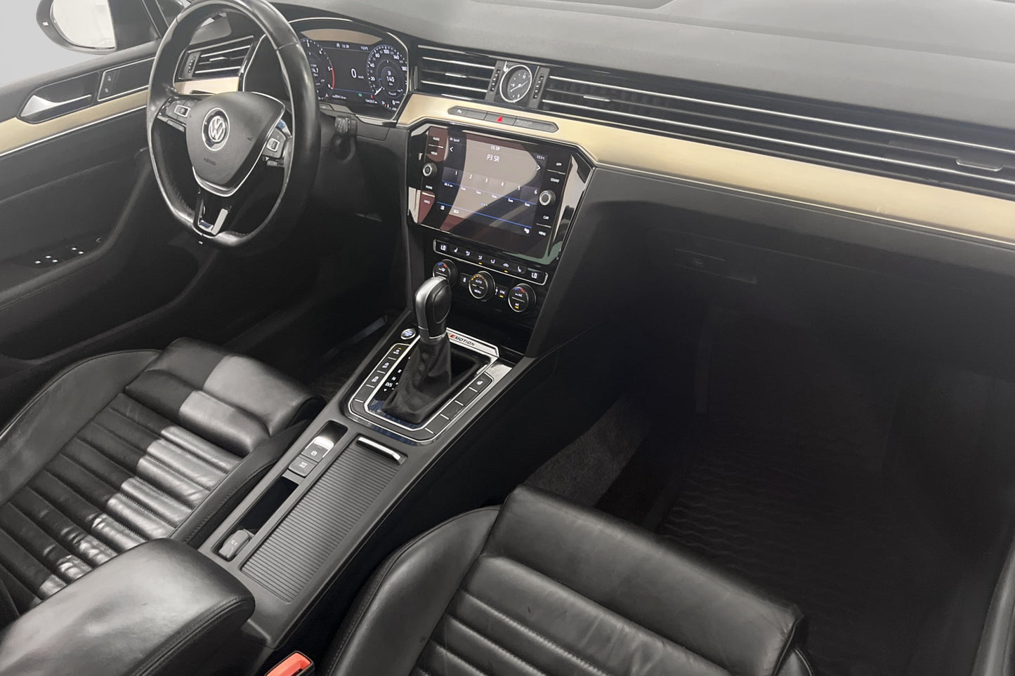 Volkswagen Passat 4M 190hk R-Line Cockpit Skinn Värm BLIS