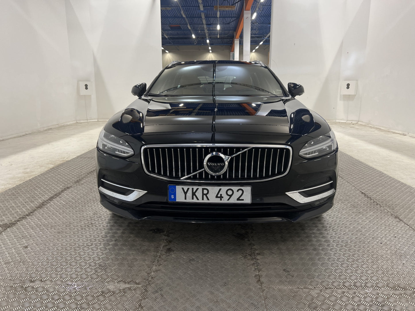 Volvo V90 D3 150hk Inscription 360 VOC Pano D-Värm B&W HUD