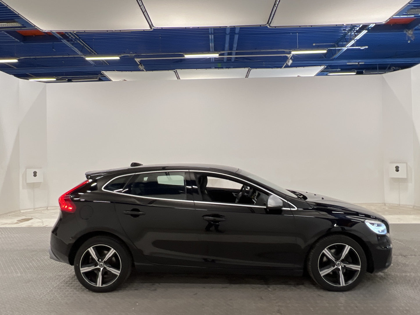 Volvo V40 D3 150hk R-Design VOC D-värmare Keyless Halvskinn