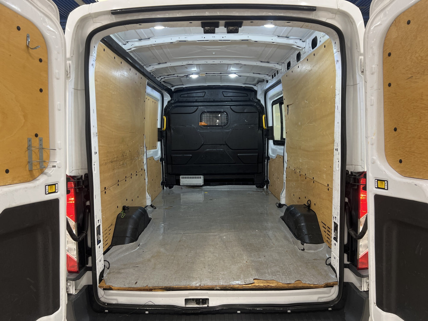 Ford Transit 350 L2H2 AWD 170hk Värmare 2xSkjutdörrar Moms