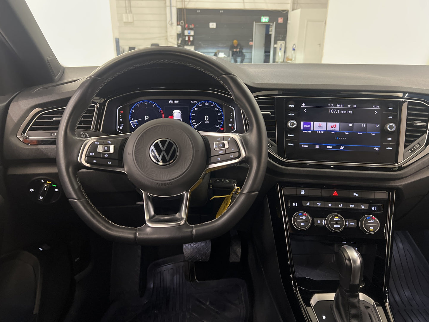 Volkswagen T-Roc 1.5 TSI 150hk BLACK Cockpit Värmare Drag