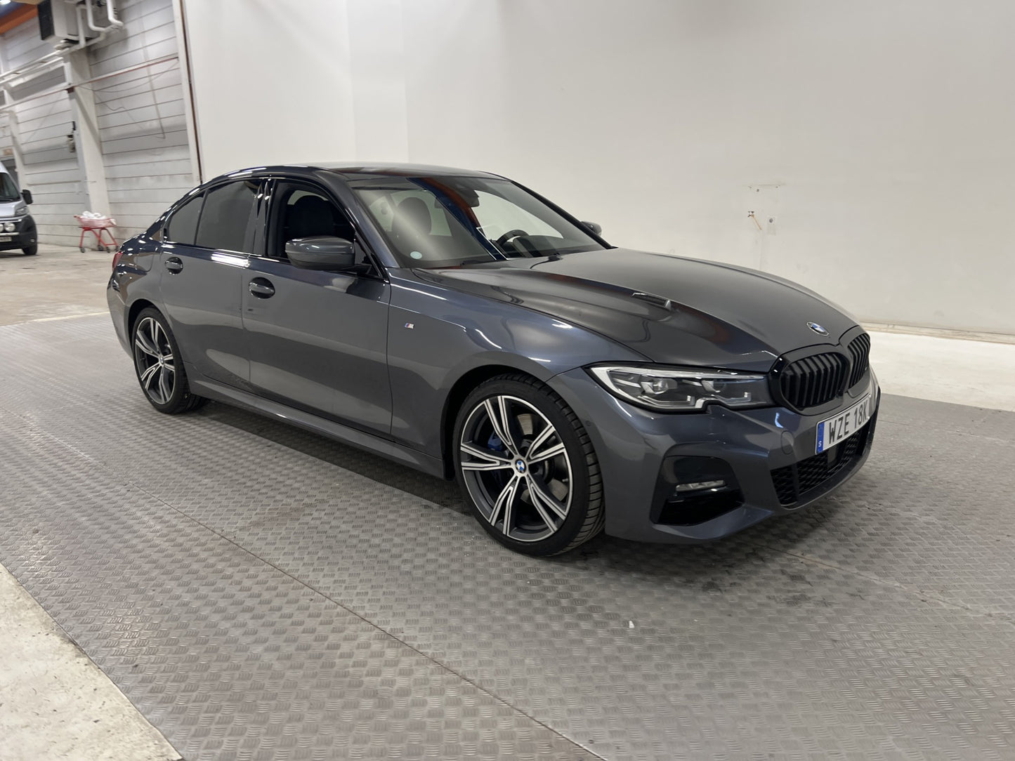 BMW 330i xDrive 258hk M Sport B-kamera Alcantara H/K Drag