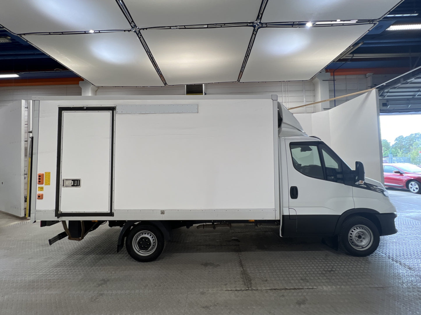 Iveco Daily 2.3 Automat Kylbil Bakgavellyft Värmare Moms