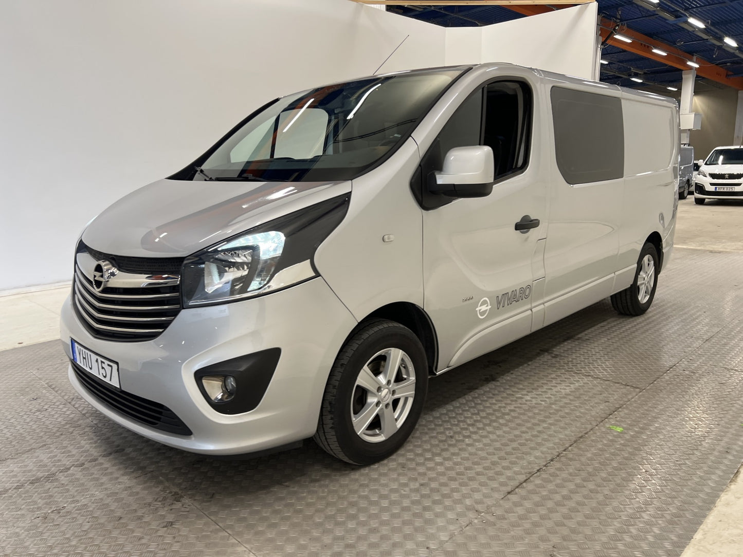 Opel Vivaro CrewVan L2 145hk Värmare Drag B-Kamera 6-Sits