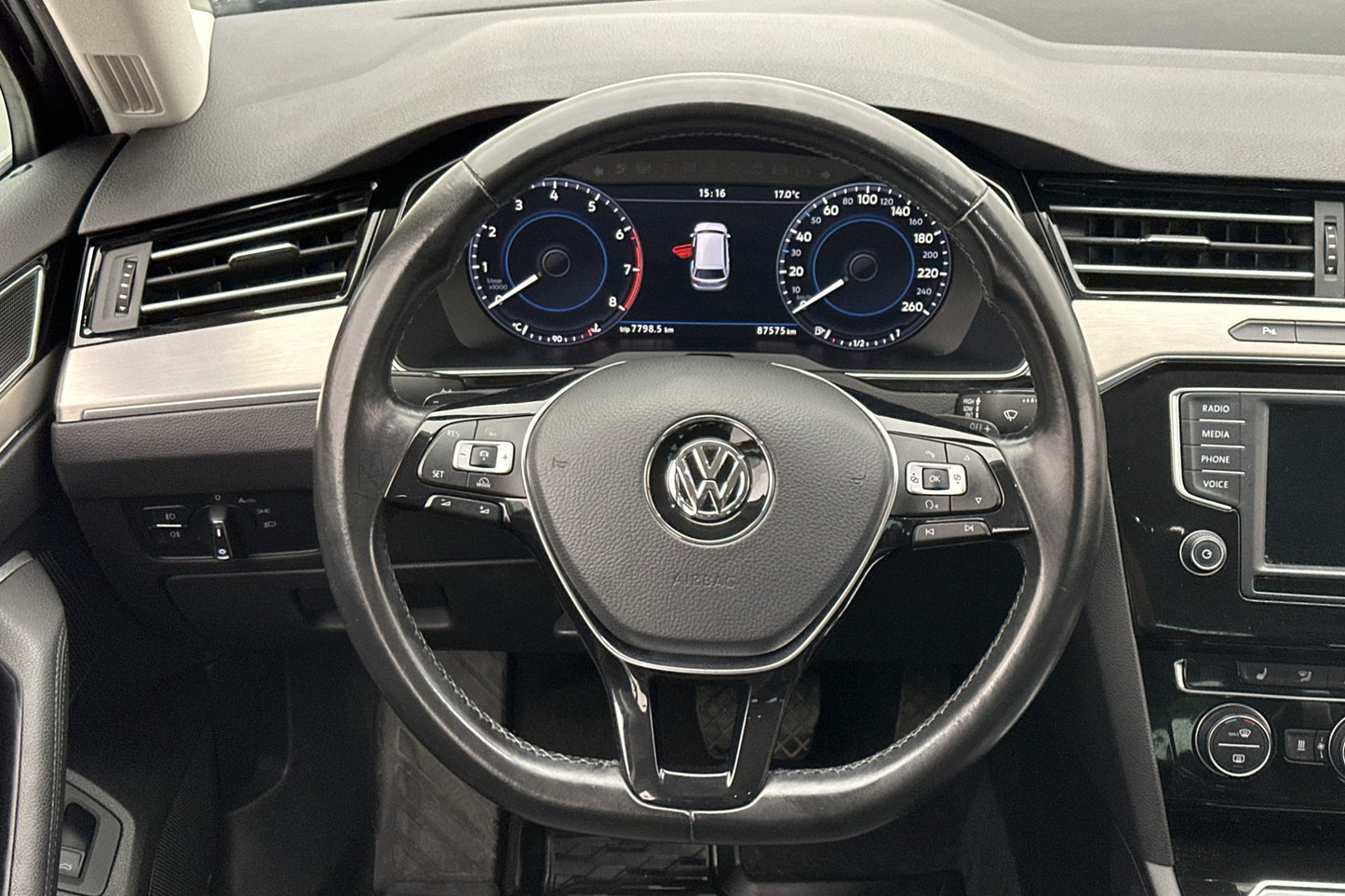 Volkswagen Passat 2.0 220hk R-Line Cockpit Värm Kamera Drag