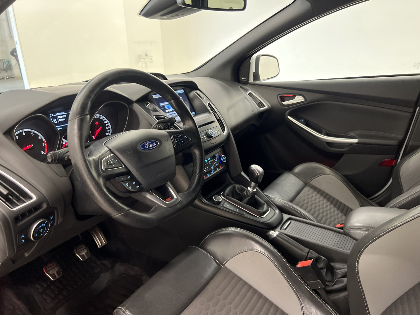 Ford Focus ST Kombi 250hk Recaro Kamera SONY Sportavgas