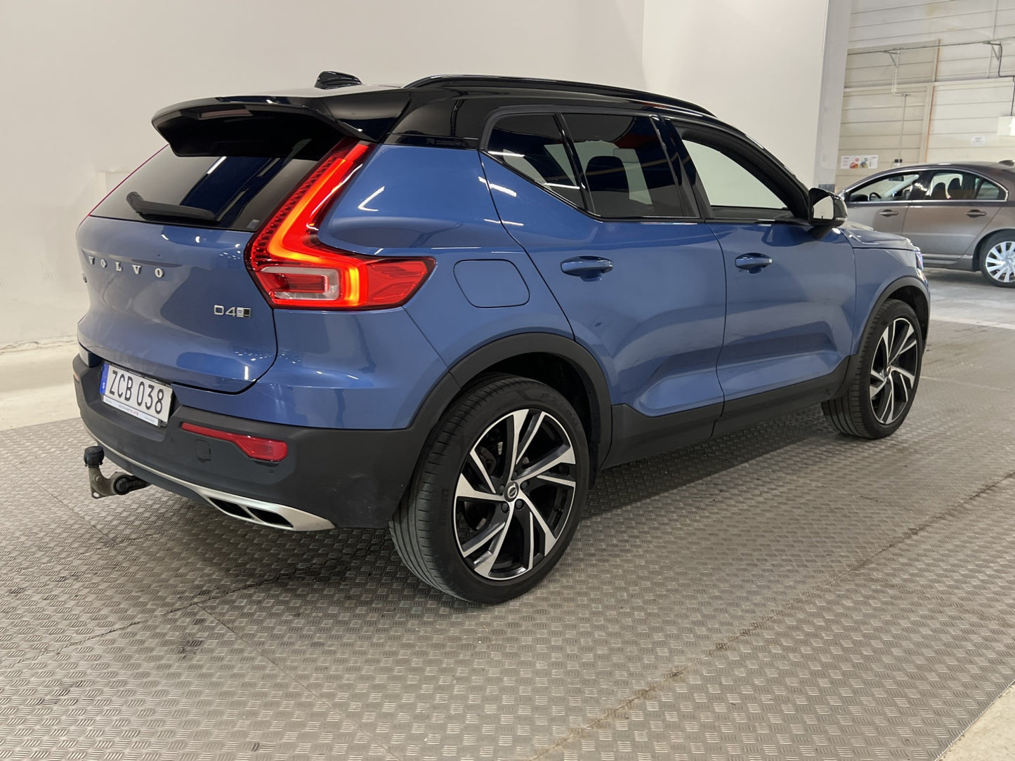 Volvo XC40 D4 190hk AWD  R-Design Pano  Värmare 360°K Skinn