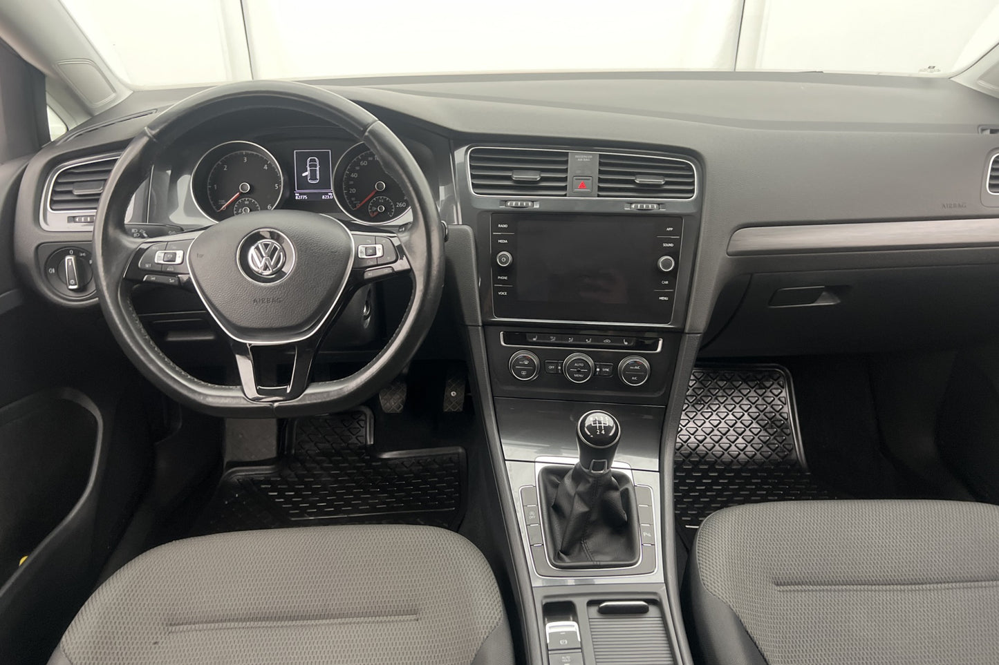 Volkswagen Golf 1.6 TDI 115hk Style Sensorer CarPlay Välserv