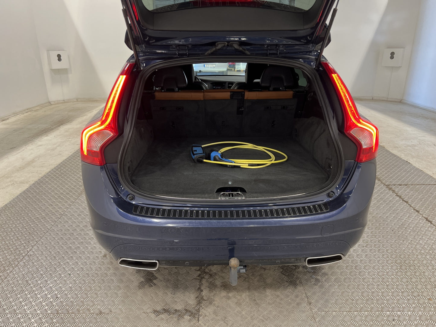 Volvo V60 D6 Plug-in Hybrid AWD 283hk Drag Taklucka Skinn