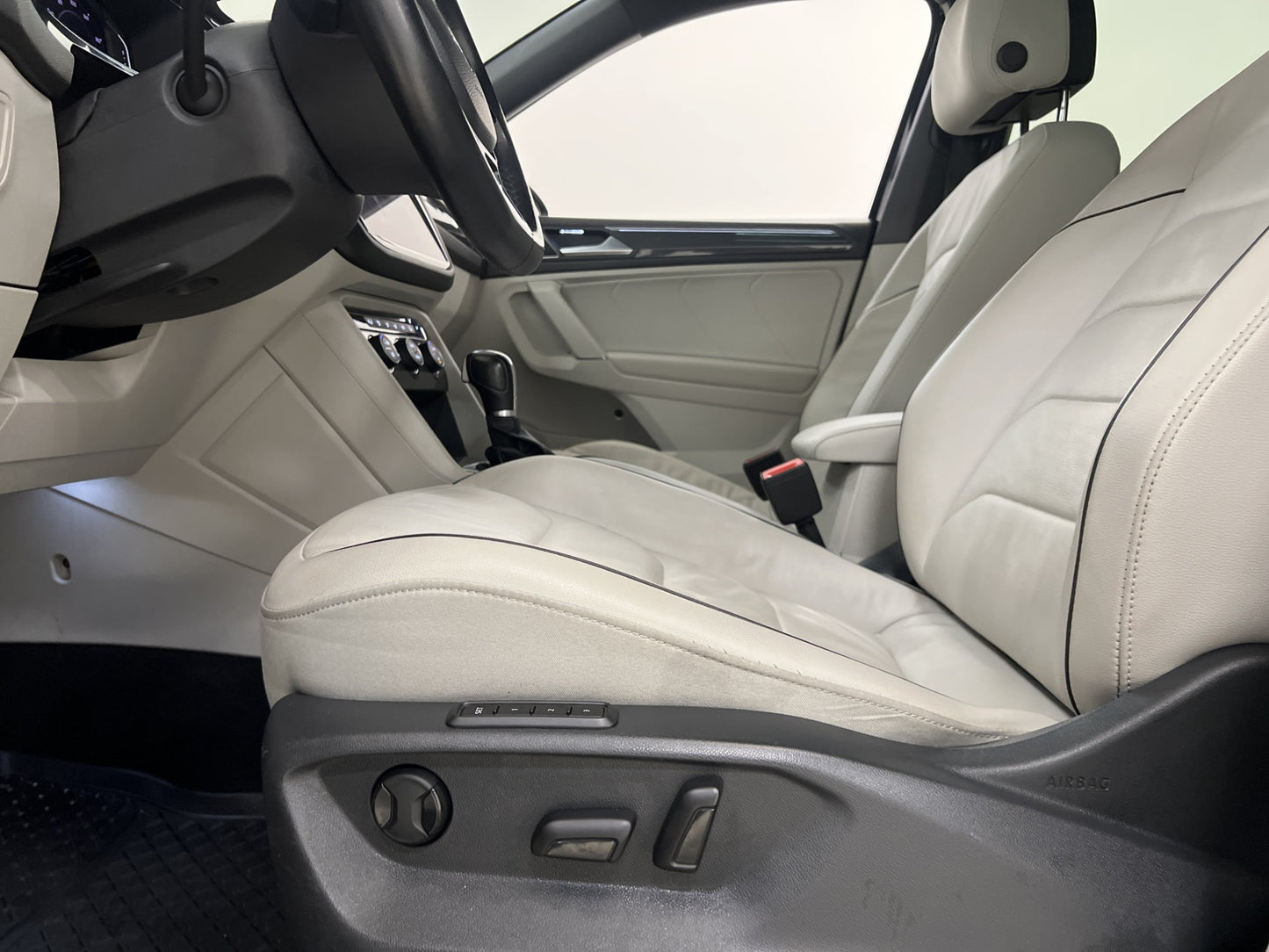 Volkswagen Tiguan Allspace 4M R-Line Cockpit D-Värm Pano