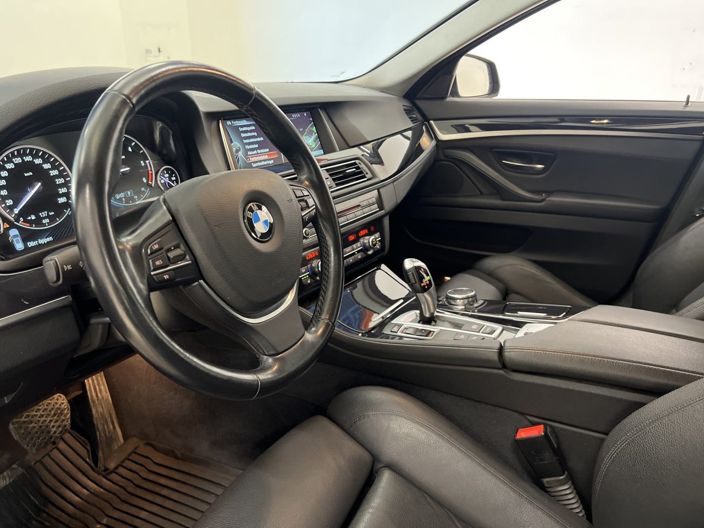 BMW 520d xDrive Sport B-kamera HiFi Läder Sportstolar Navi