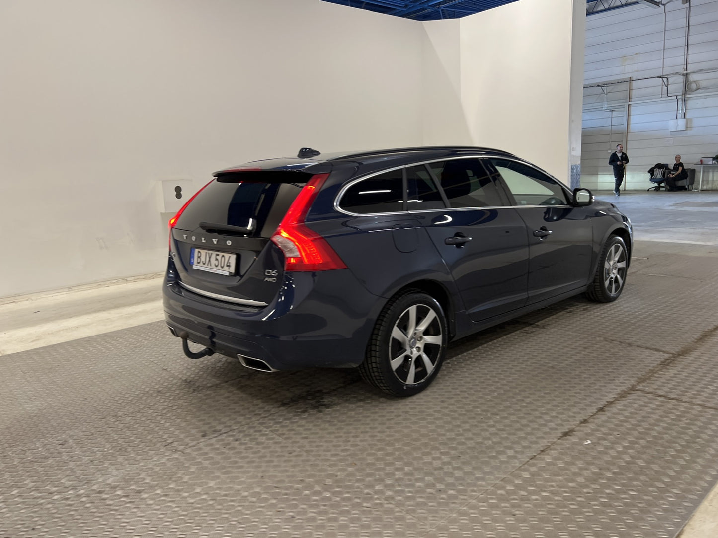 Volvo V60 D6 Plug-in Hybrid AWD 283hk Drag Taklucka Skinn