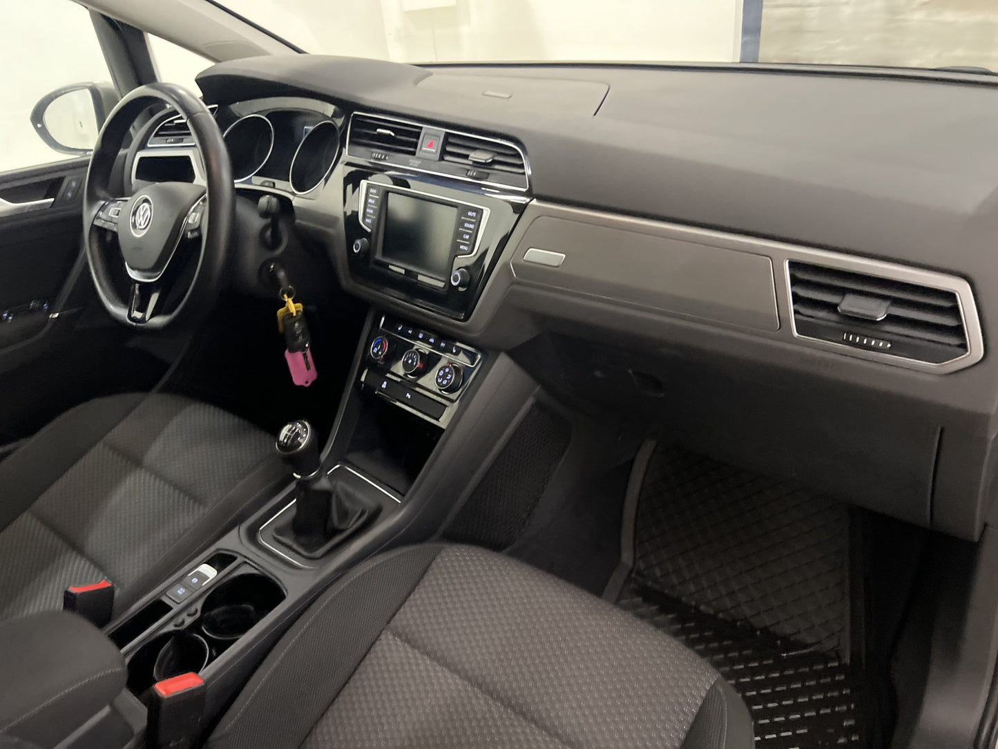 Volkswagen Touran TSI 110hk 7-sits CarPlay Kamera Dragkrok