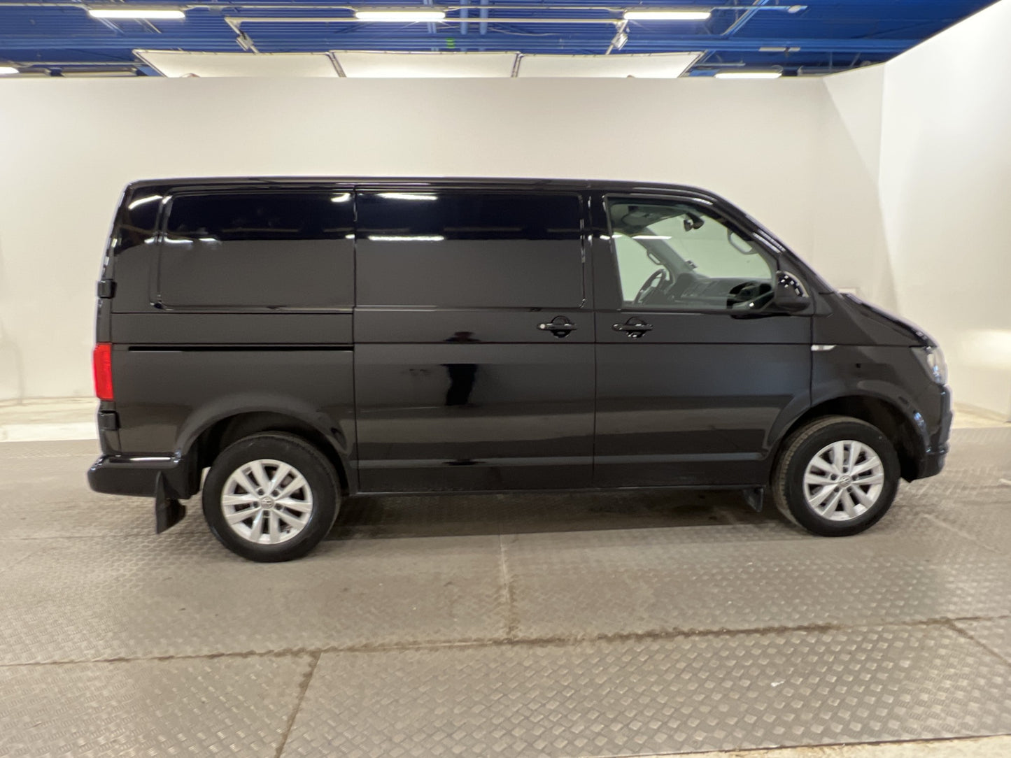 Volkswagen Transporter 150hk DSG Värmare Drag Skinn Moms