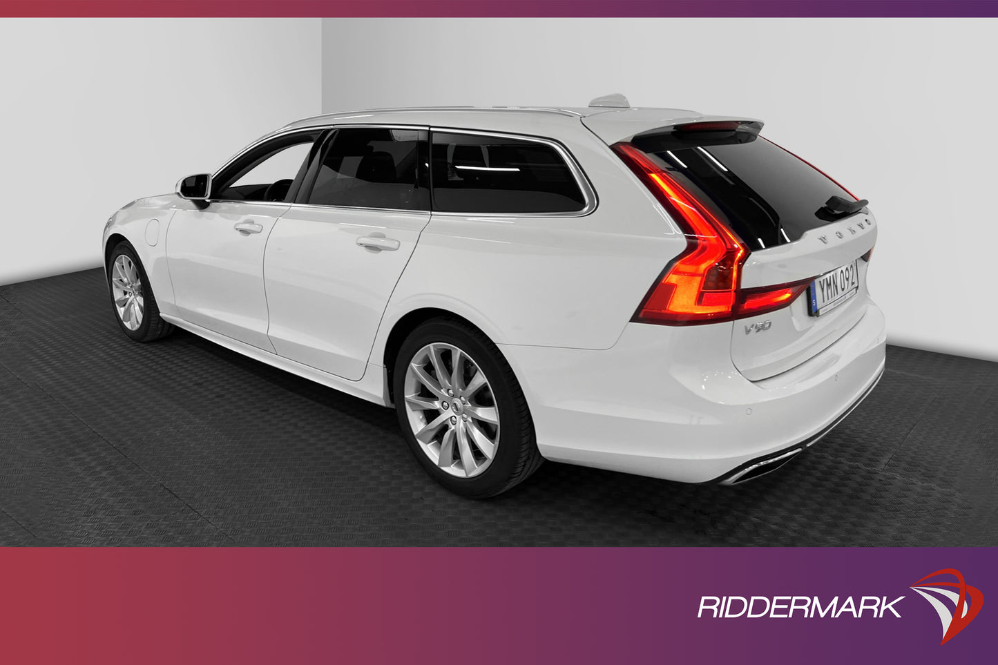 Volvo V90 T8 TwEn AWD 392HK Momentum Advanced Edition