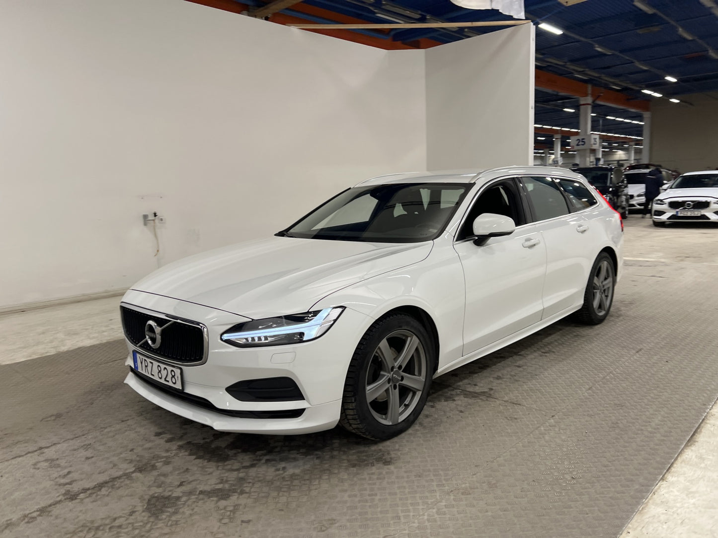 Volvo V90 D3 150hk Momentum Adv D-värm VOC Navi